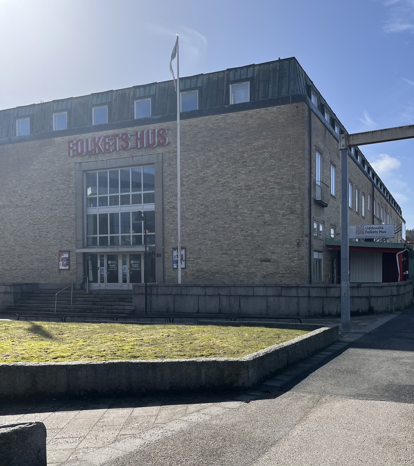Uddevalla Folkets Hus – fasad med entré